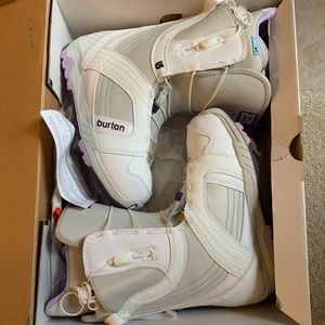 NEW IN BOX Burton Mint Sz 7 Women’s White Gray Purple Snowboard Boot